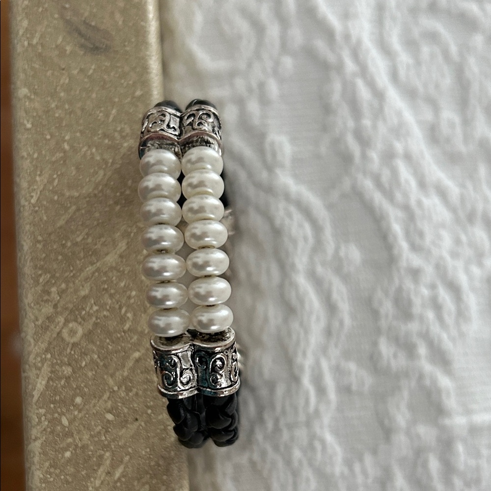 Elegant Silver and Pearl Women's Bracelet